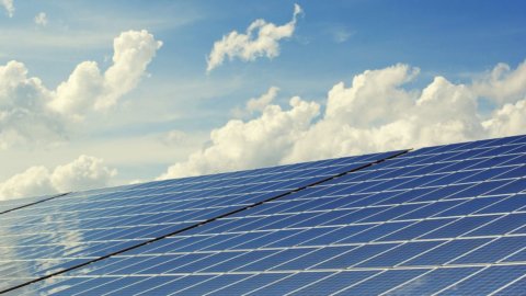 Energía: Lollobrigida como Todde. Tras el no a la eólica en Cerdeña, llega el no a la fotovoltaica en el campo