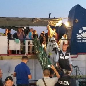Sea Watch: migranti sbarcano, arrestata la capitana