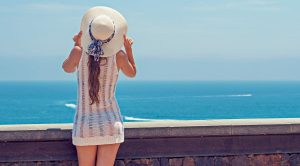 Ragazza al mare in estate