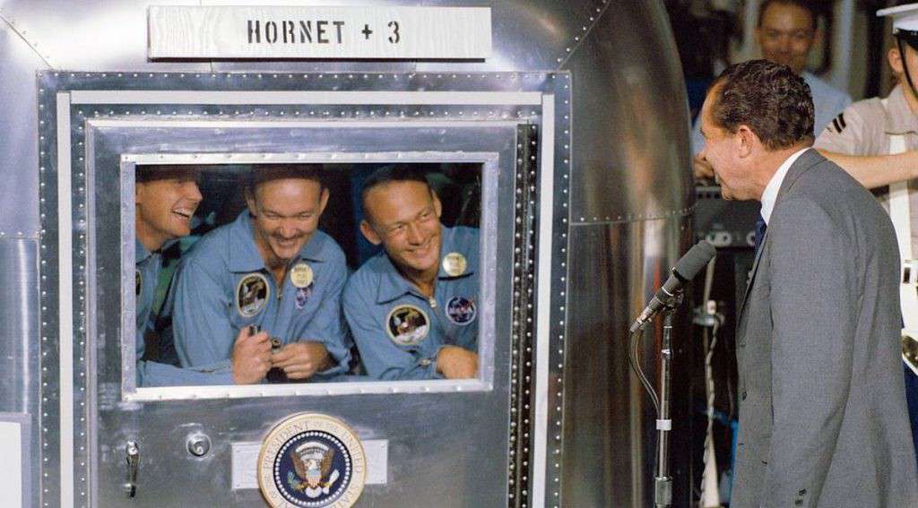 El presidente Nixon da la bienvenida a los astronautas que regresaron de la Luna