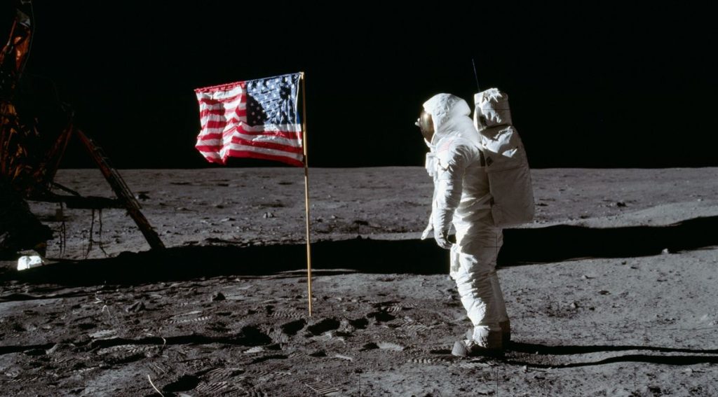 El astronauta Edwin Aldrin camina sobre la luna