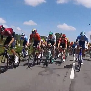 Tur: Van Aert, Viviani ve Ewan ile alay ediyor, rüzgar Pinot'u cezalandırıyor