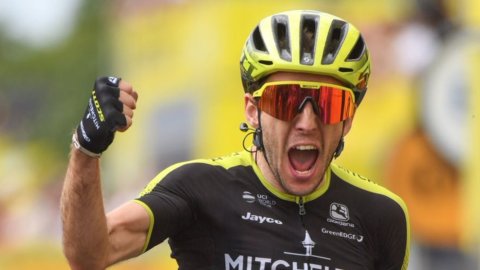 Tour: Yates hace un bis, Pinot a toda velocidad por delante