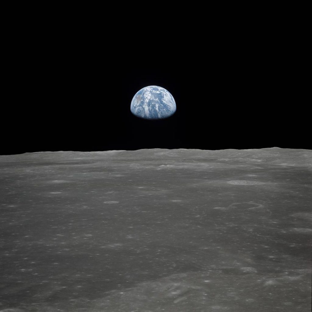 पृथ्वी चंद्रमा से देखा