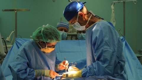 Medici chirurghi in azione