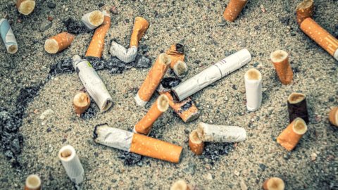 Cigarettes, the campaign against butts on the beach starts