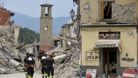 آج ہوا - تین سال پہلے اماٹریس اور وسطی اٹلی میں زلزلہ آیا تھا۔