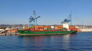 Nave cargo al porto