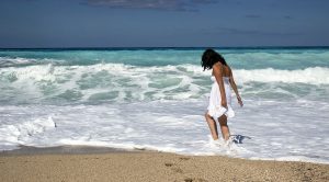 Ragazza al mare