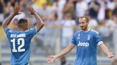 La Juve espugna Parma, il Napoli vince a Firenze tra i veleni e sabato è supersfida