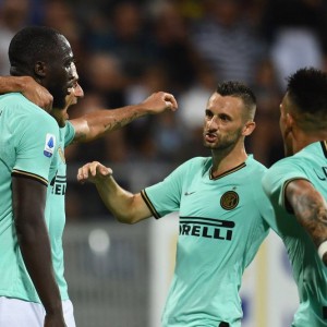 L’Inter vince e aggancia la Juve. Lazio-Roma: pari con 6 pali