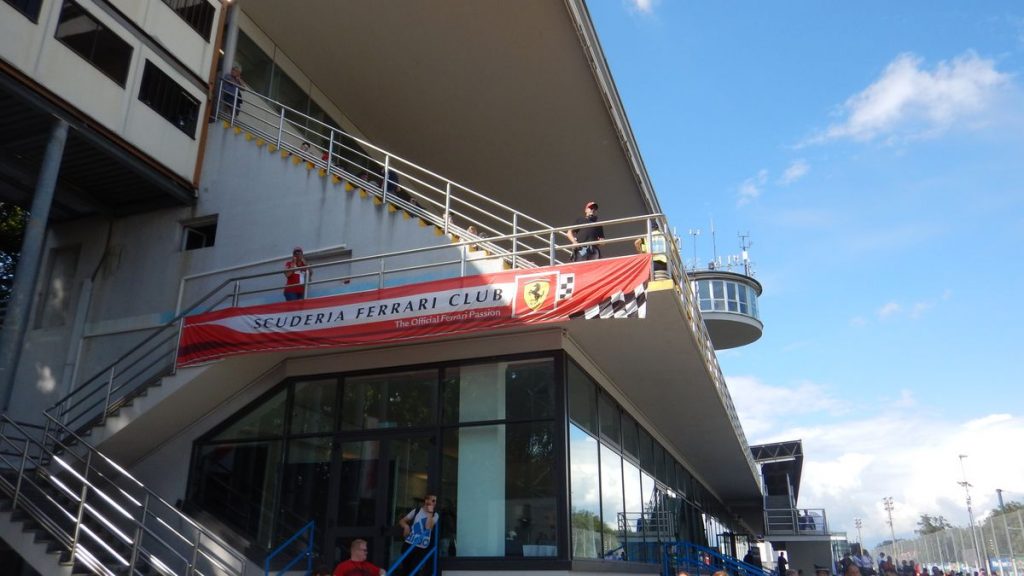 Banner de la Scuderia Ferrari Club