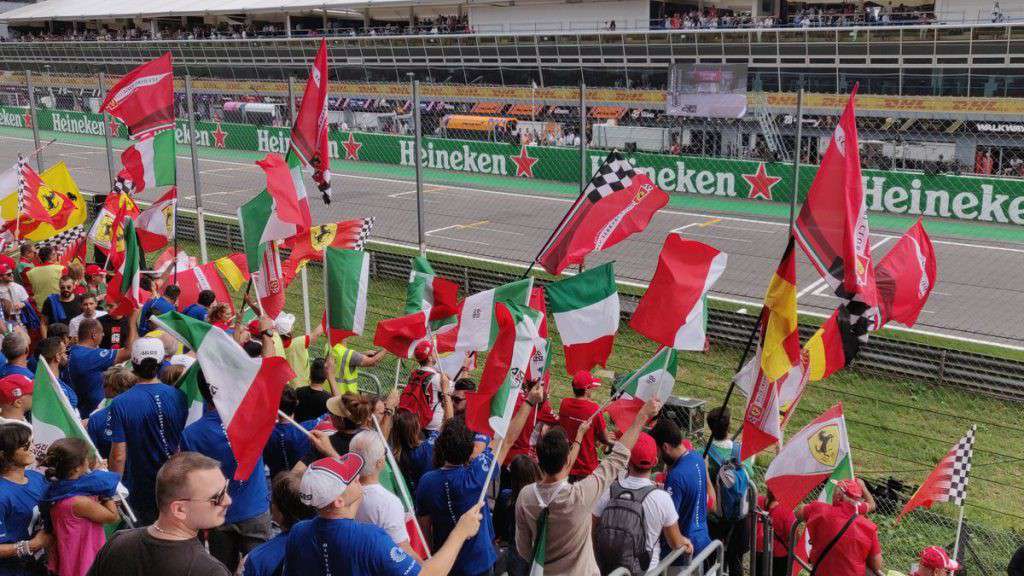 Penggemar Ferrari di Grand Prix Monza