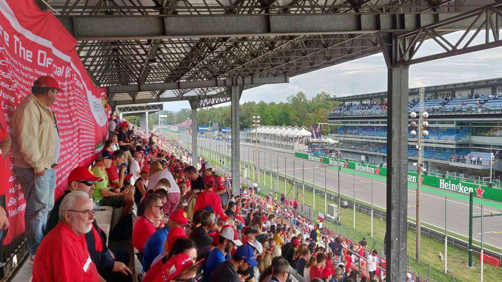 Aficionados a Ferrari en el Gran Premio de Monza