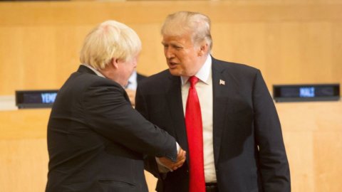 Trump și Johnson sub foc și incertitudine domină piețele