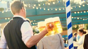 Tizio con birra all'Oktoberfest