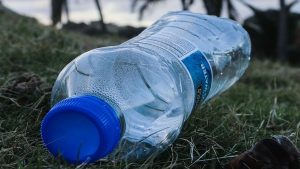 Bottiglia di plastica che inquina come rifiuti