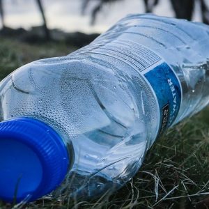 Manovra, nuove idee: tassa sulla plastica e card anti-evasione