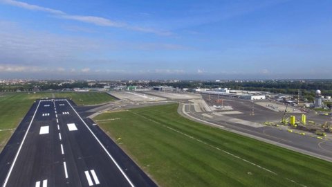 Linate, bandara dibuka kembali: landasan pacu baru dan layanan baru – VIDEO