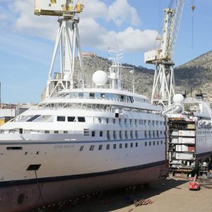 Fincantieri "corta" el crucero y lo alarga 25 metros