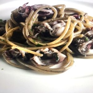 Resep Mauro Ricciardi: spageti dengan sotong hitam