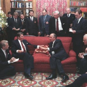 ACONTECEU HOJE - EUA-Ussr: primeira cúpula Gorbachev-Reagan em 1985