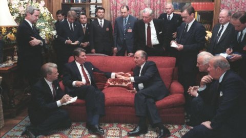 TERJADI HARI INI - Usa-Ussr: KTT Gorbachev-Reagan pertama tahun 1985