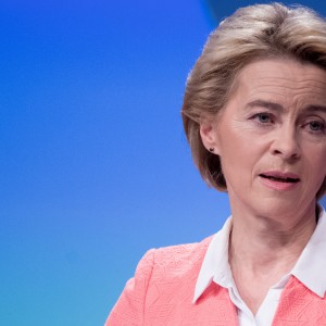 Ucraina, visita von der Leyen: “La Ue è al vostro fianco”. E Kiev piange 10.000 soldati morti