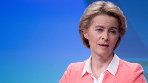 Fitto, stallo su nomine e nuova Commissione Ue in bilico: scontro tra socialisti e Ppe. Von der Leyen accusata di flirtare con la destra 