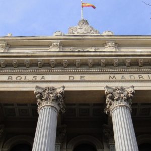 Bolsa de Madrid, desafio entre Paris e Zurique. carros para baixo