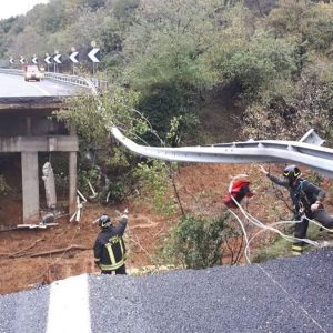 Kötü hava: Savona'da viyadük çöktü, Venedik'te yüksek su - VİDEO