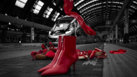 Fs Italiane: scarpe rosse contro la violenza sulle donne