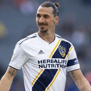 Mercado de transferências: Ibra à vista, Conte agarrando, adeus Nápoles