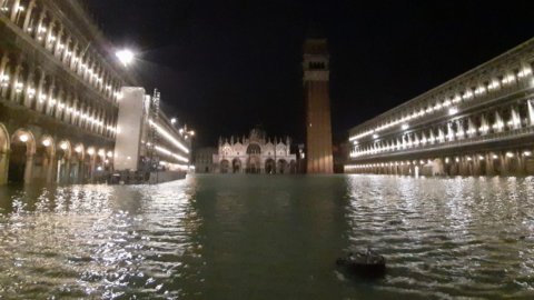 Venecia, alarma: agua alta casi 2 metros, San Marco inundado