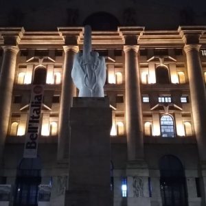 Milano, Sgrappa e via! Maurizio Cattelan dà vita al bar temporaneo (con mano d’artista)