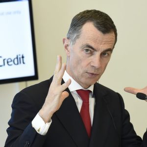 Mustier resta in Unicredit: non andrà in Hsbc