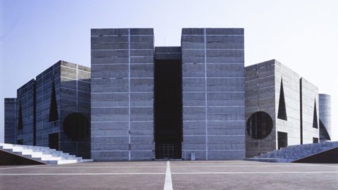 The architecture of Louis Kahn in the shots of Roberto Schezen