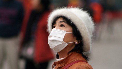La Cina spinge il petrolio sotto 100 dollari. La Fed fa volare il dollaro. E le Borse si tingono di rosso