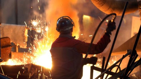 Ex Ilva, il governo rafforza le difese della continuità produttiva e dell’occupazione e giovedì incontra i sindacati