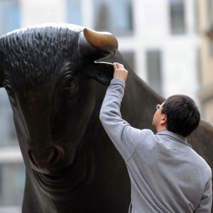 Borse e future in rialzo: si riaffaccia il Toro. Btp 30 sopra il 2%