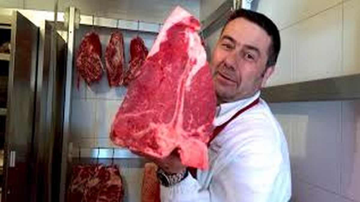 Simone Fracassi Casentino tukang daging dengan steak