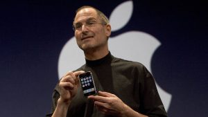 Steve Jobs presenta il primo iPhone