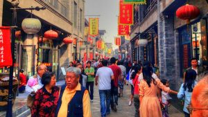 Gente per strada a Pechino, in Cina