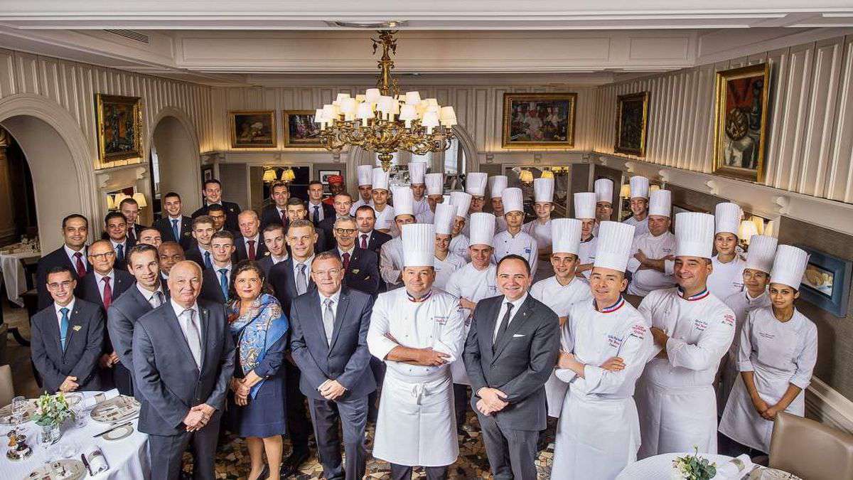 personalul restaurantului bocuse