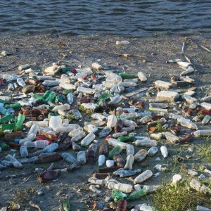 Plastica in mare: dopo il monito di Papa Francesco, riparte la petizione per una legge