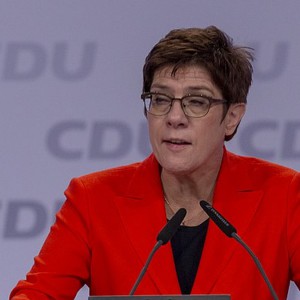 Alemanha, reviravolta da CDU: herdeiro de Merkel renuncia