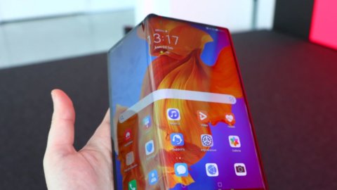 Huawei, новый складной смартфон стоит 2.600 евро