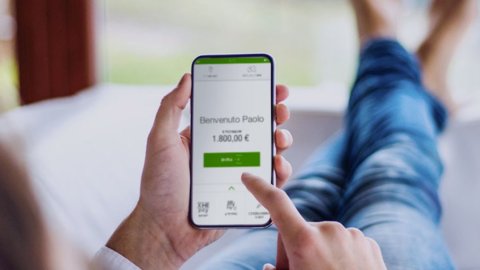 Intesa Sanpaolo down: problemi all’app “completamente risolti”, pensioni e stipendi accreditati