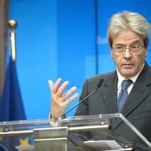 Ue rivede al ribasso la crescita italiana: +0,9% nel 2023. Gentiloni: “Le polemiche danneggiano l’Italia”