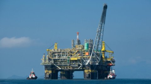 Eni găsește gaze în Indonezia, dar nu abandonează calea surselor regenerabile